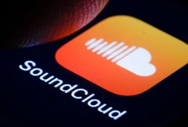 BERLIN, GERMANY - JANUARY 16: In this photo illustration the logo of the music streaming service SoundCloud is displayed on a smartphone on January 16, 2019 in Berlin, Germany. (Photo by Thomas Trutschel/Photothek via Getty Images)