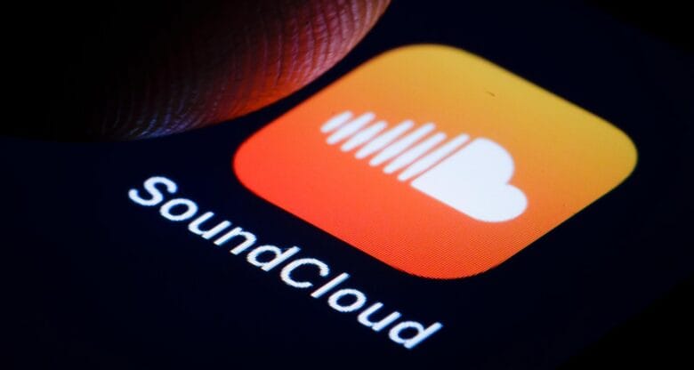 BERLIN, GERMANY - JANUARY 16: In this photo illustration the logo of the music streaming service SoundCloud is displayed on a smartphone on January 16, 2019 in Berlin, Germany. (Photo by Thomas Trutschel/Photothek via Getty Images)