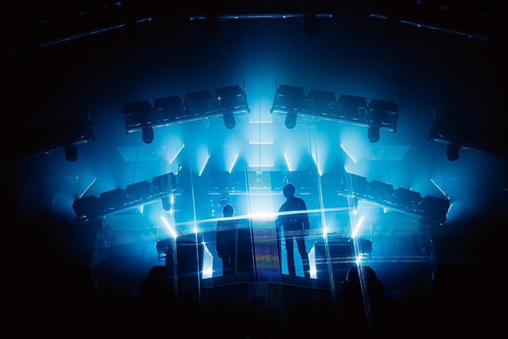 Photo de la scène prise lors de la première date de Justice à l'Accor Arena en 2025