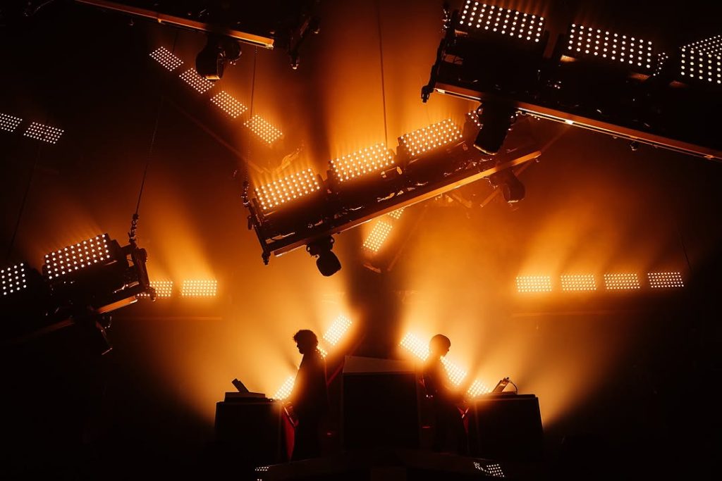 Photo de la scène prise lors de la première date de Justice à l'Accor Arena en 2025