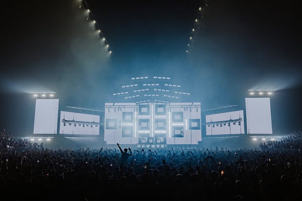Photo de la scène prise lors de la première date de Justice à l'Accor Arena en 2025