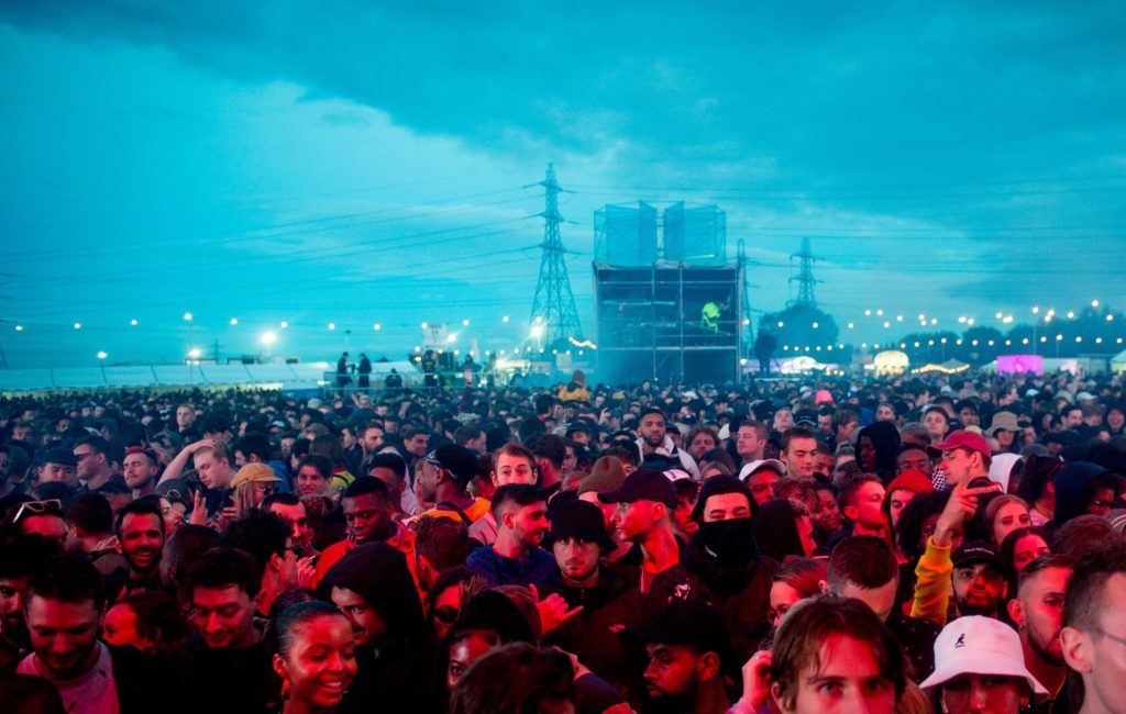 Photo prise de la foule à Drumsheds