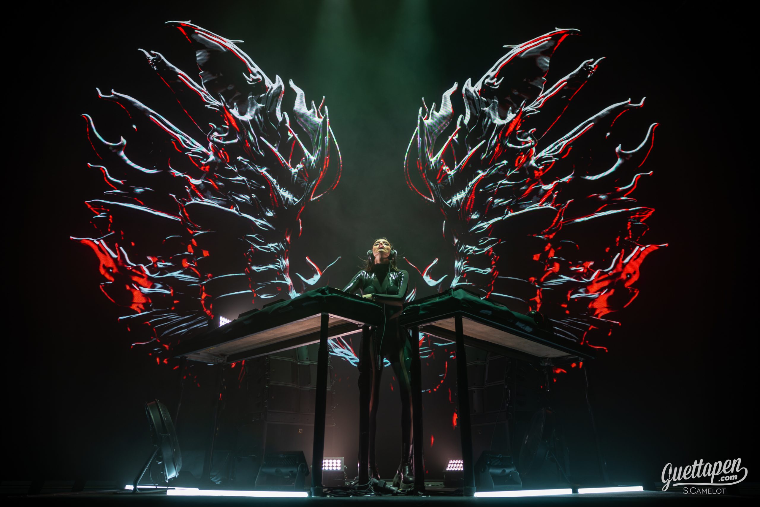 sara-landry-a-transform-le-z-nith-en-temple-de-la-hard-techno
