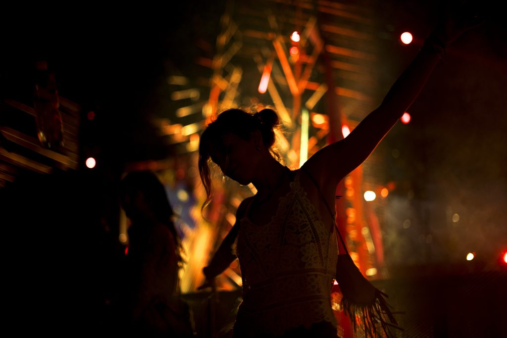 Photo prise lors d'une soirée électro, dans l'esprit du Verso Festival