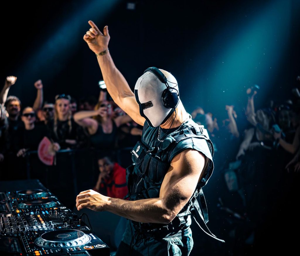 Holy Priest | Source : Instagram @holypriest