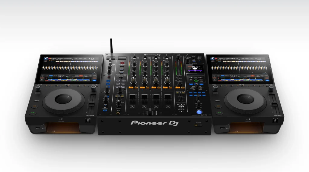 CDJ-1500X (x2) + DJM-A9 / Source : AlphaTheta France