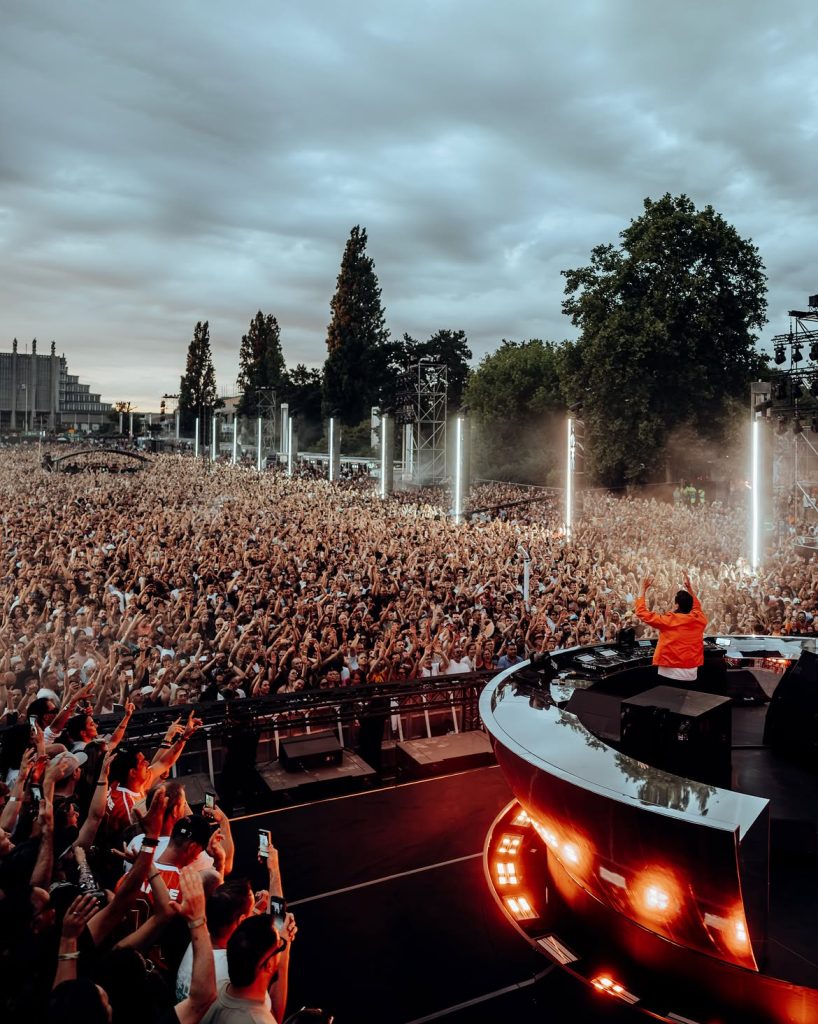 Une foule à l'unisson pour la légende Tiësto - Sources : Instagram - Hangar.be / Rafael de Prost