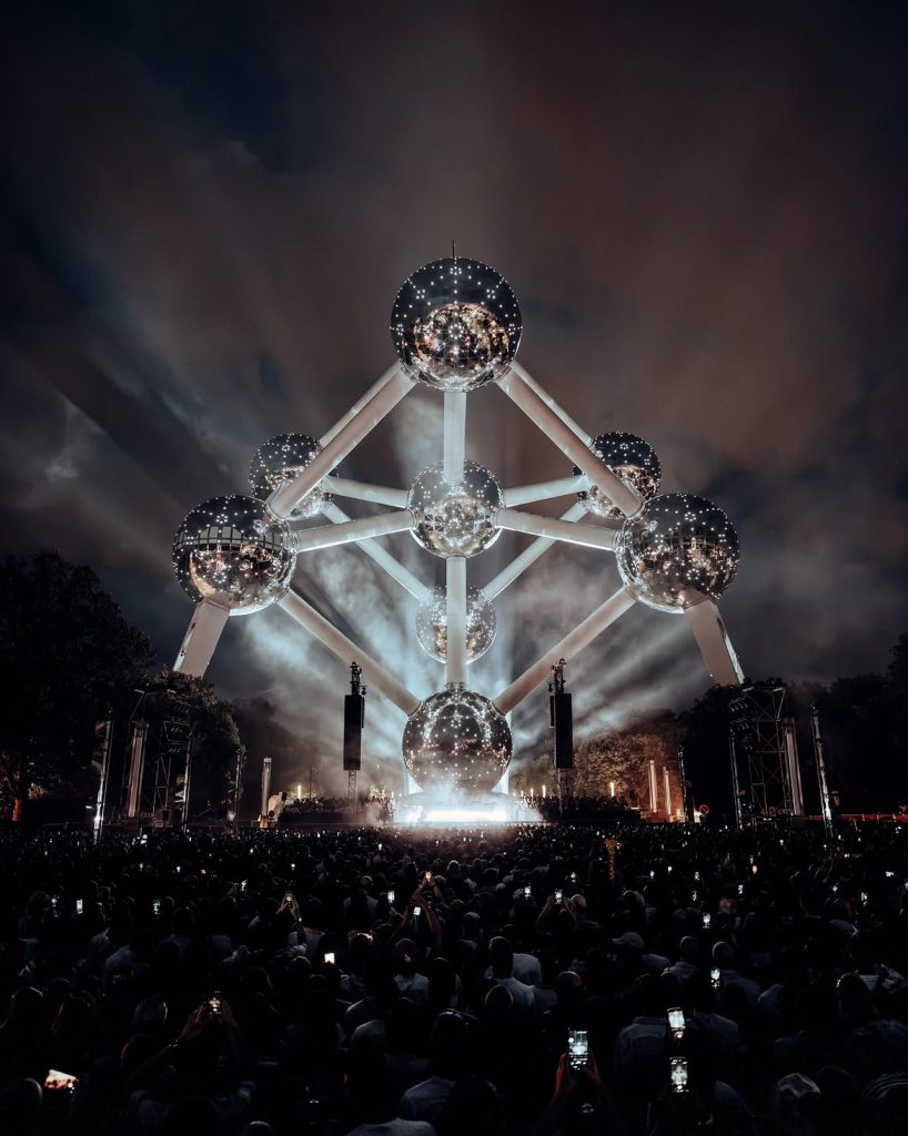 Un spectacle son et lumière impressionnant - Sources : Instagram : Hangar.be / Rafael de Prost