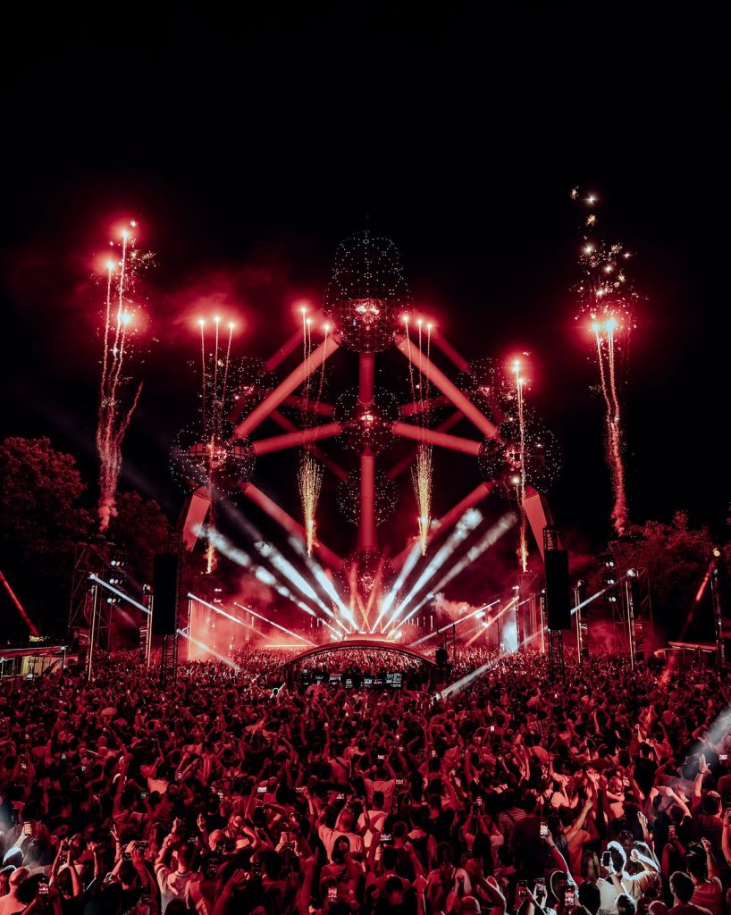 Architecture, Leds, pyrotechnie et lasers unis pour un soir - Sources : Instagram : Hangar.be / Rafael de Prost