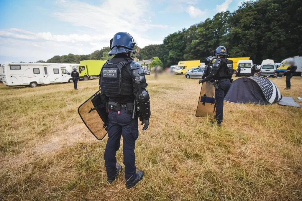 Policiers sur un rassemblement festif | Photo : © Préfecture Morbihan